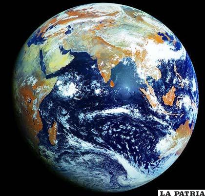 El satélite ruso Elektro-L tomó esta foto a unos 36.000 kilómetros de distancia de la Tierra, que supera la “canica azul” de la NASA