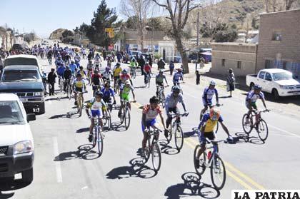 Ciclistas que participaron en la competencia en la localidad de Pazña 
