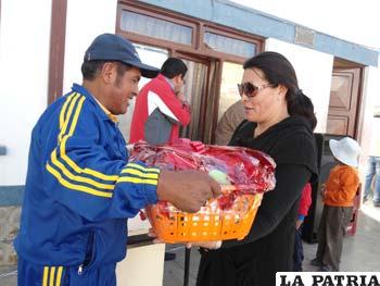 Juan Martínez, a nombre del sindicato de Coteor, entregó canastones en la convivencia efectuada por el Día de la Madre