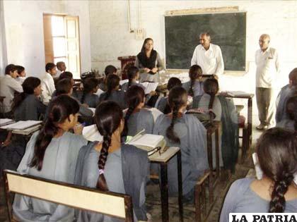 Niñas de una clase preuniversitaria, entre los retratos de la reina de Jhansi e Indira Gandhi, hoy, viernes 25 de mayo, en la localidad de Bahrana, en el norte de la India, donde nacen sólo 378 niñas por cada mil niños. EFE