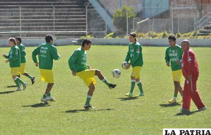 La Selección entrenó ayer domingo en la cancha del club Bolívar (foto: APG)