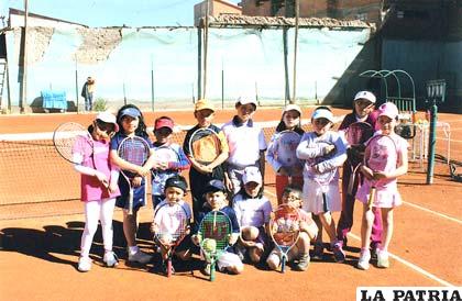 Pequeños tenistas que participaron en el torneo 