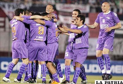 Celebración de los jugadores de Defensor Sporting (foto: tribunero.com)