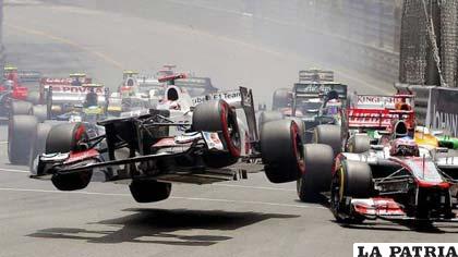 El japonés de Sauber, Kamui Kobayashi, tuvo este percance; acabó abandonando (foto: foxsportsla.com)