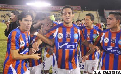 Jugadores de La Paz FC al final del partido (foto: APG)