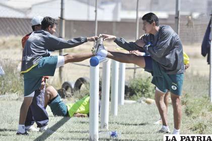 Gomes y Saucedo en el entrenamiento de ayer en la cancha del club San José