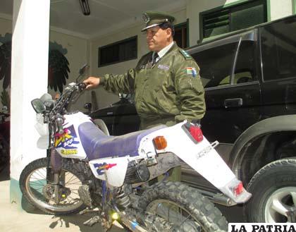 El director de Diprove, coronel Freddy Villarroel, muestra la motocicleta recuperada en Challapata