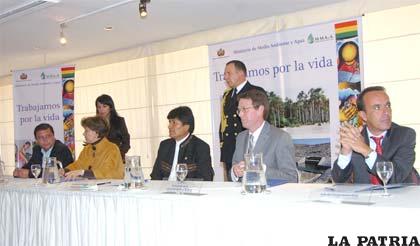 Con la firma de un nuevo Programa de Apoyo Presupuestario Sectorial en agua y saneamiento esta vez para el área rural, la unión Europea y el Estado Plurinacional de Bolivia inician una nueva fase de acciones dirigidas a mejorar la cobertura de estos servicios