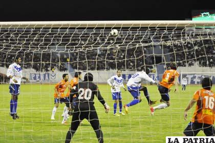 Una acción del partido de ida jugado en Oruro (2-0)
