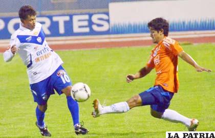 Marcelo Gomes y Ricardo Verduguez disputan la pelota, fue en el partido de ida jugado en Oruro
