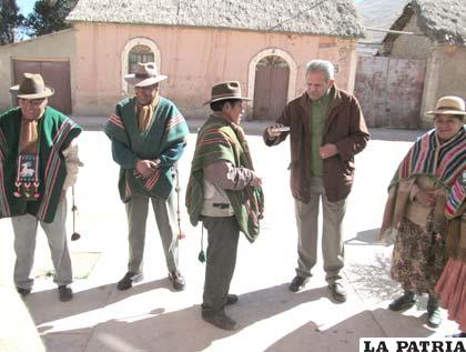 El defensor del pueblo, Rolando Villena, con autoridades de Poopó