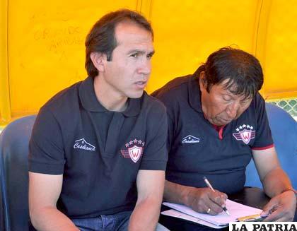 Marcelo Carvallo junto a su asistente Fernando Flores