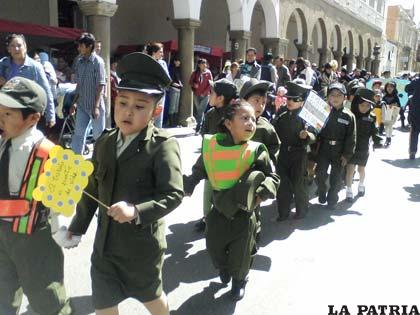 Niños del kínder “Óscar Alfaro” en su celebración por el Día del Trabajo