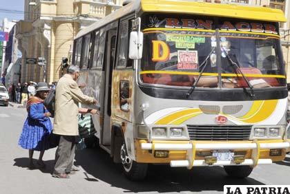 Adultos mayores deben gozar de un descuento en tarifas de transporte