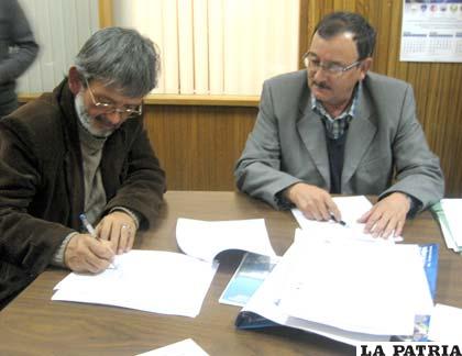 El rector de la UTO, Rubén Medinaceli suscribe el convenio