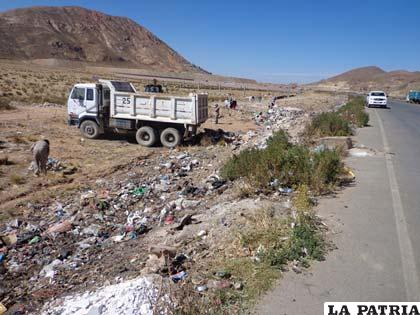 La avenida de Circunvalación se convirtió en botadero de basura