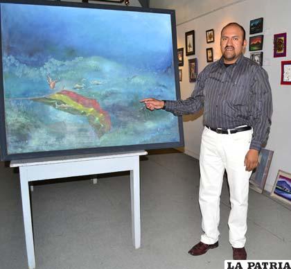 Martín Salinas junto a una de sus obras de arte