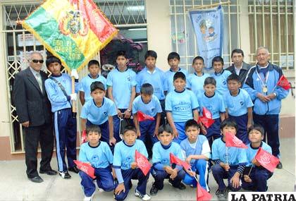 Integrantes de la Escuela de Fútbol Bolívar, junto a Justo Tórrez y Nicéforo Richer