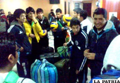 Los jugadores de la selección de Oruro anoche antes de emprender viaje