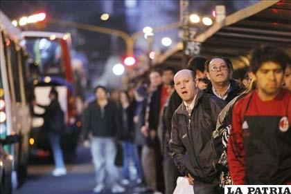 El paro comenzó el pasado jueves y desde entonces miles de pasajeros, algunos de ellos enfermos, no han podido regresar a sus localidades de origen