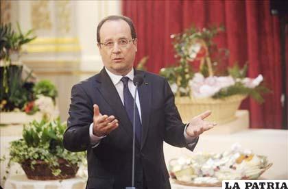 Presidente francés, François Hollande, durante la ceremonia anual del lirio del valle, o “Muguet” en francés, celebrada en el Palacio del Elíseo en París (Francia)
