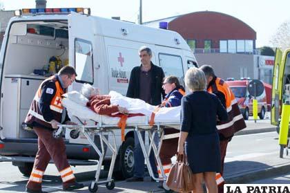 Bomberos trasladan a heridos a hospitales para su revisión