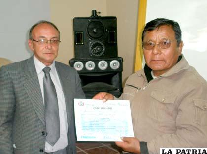 Gerente interino de SeLA, Walter Veizaga, entregando certificado a maestros