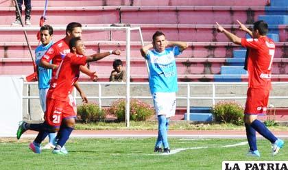 Fierro, Manzano y Ballivián celebran el segundo gol de Universitario