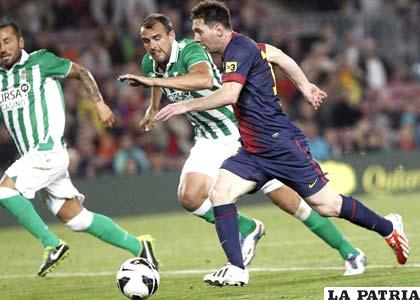 Lionel Messi arranca con balón dominado