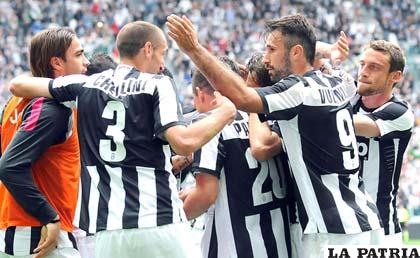 Los jugadores de Juventus celebran el título conseguido