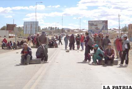 Mineros de Colquiri y maestros rurales del Norte de Potosí bloquearon Caracollo