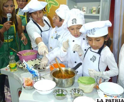 Niños y niñas del Colegio Juana Azurduy de Padilla en el Festival de la Quinua