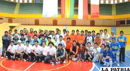 Jugadores de los equipos que intervienen en el torneo de futsal de Abaiem