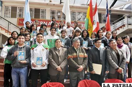 Deportistas que fueron distinguidos por el Sedede, junto al ejecutivo de esa entidad Etzhel Llanque 