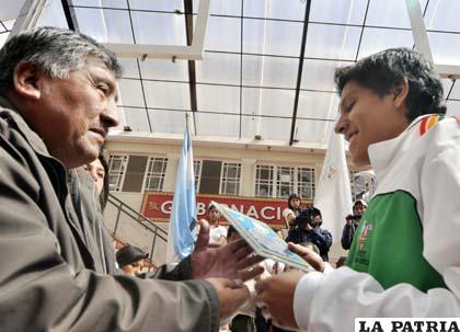 Itamar García recibe el reconocimiento de Etzhel Llanque