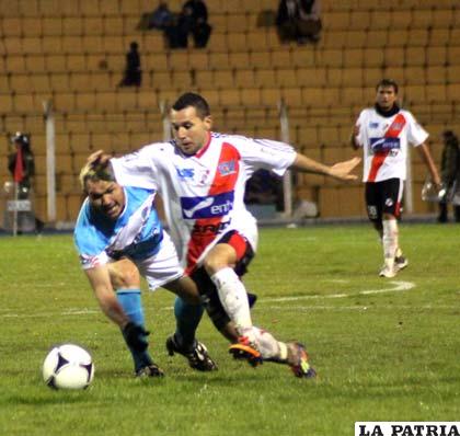 Iván Zerda, de Nacional Potosí, con el dominio de la pelota