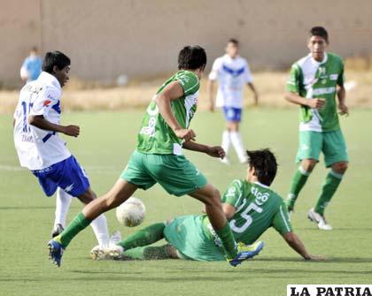 Una acción del partido en el cual empataron San José y Calleja