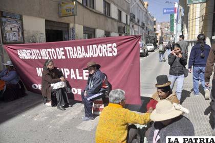 Trabajadores municipales bloquearon calles de la ciudad