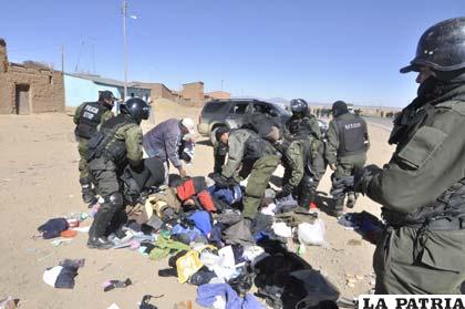 Policías revisan pertenencias de mineros