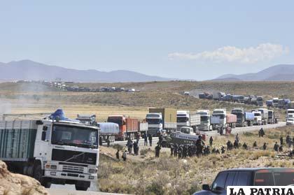 Gran cantidad de motorizados quedaron detenidos en la carretera que une La Paz con Cochabamba