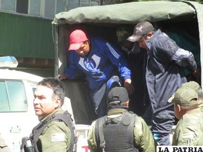 Mineros arrestados llegaron a Oruro en vehículos de la Policía