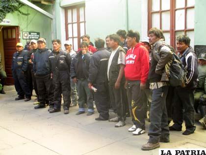Mineros arrestados formaron en la Felcc
