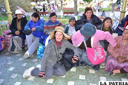 Esposas de los mineros hicieron vigilia en la recoleta de la Plaza 10 de Febrero