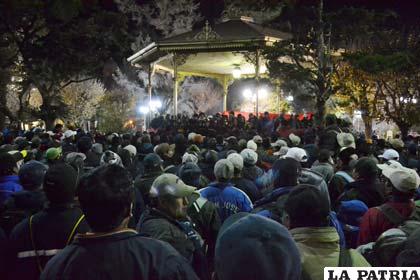 Marcha de mineros de Huanuni terminó con un mitin anoche