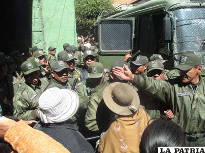 Uniformados resguardan la seguridad del vehículo que llegó con mineros detenidos