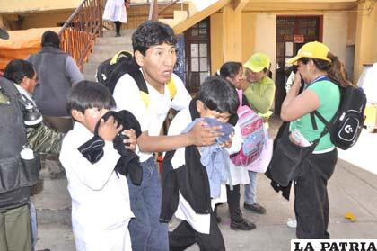 Orureños vivieron momentos de zozobra ayer al mediodía, entre dinamitazos y gases lacrimógenos