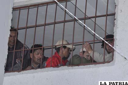 Trabajadores en celdas policiales luego de ser aprendidos cuando bloqueaban en la localidad de Caihuasi