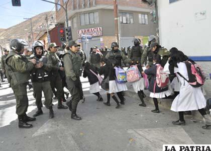 Niñas de la Unidad Educativa “Juana Azurduy de Padilla” en medio de llanto huyeron de los gases