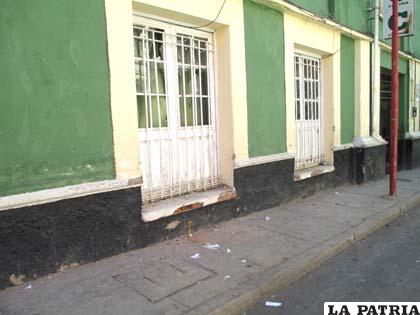 Las ventanas del Comando de Policía fueron destrozadas por las explosiones de dinamita