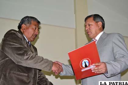 Llanque hace la entrega del reconocimiento a Humacayo